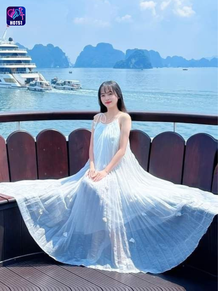 Beautiful girl live stream on Hot51 app