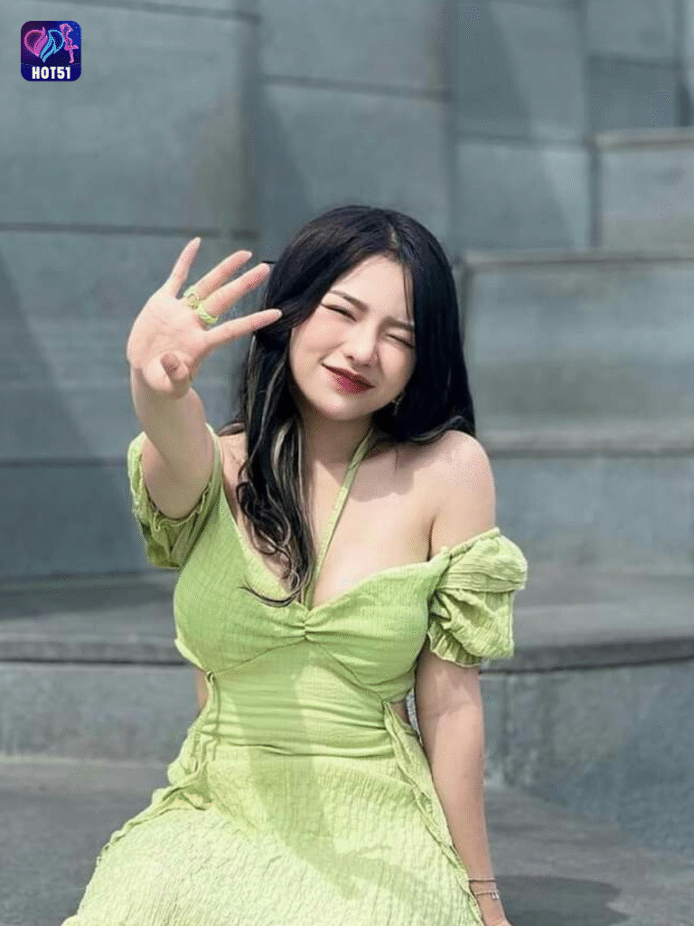 Beautiful girl live stream on Hot51 app