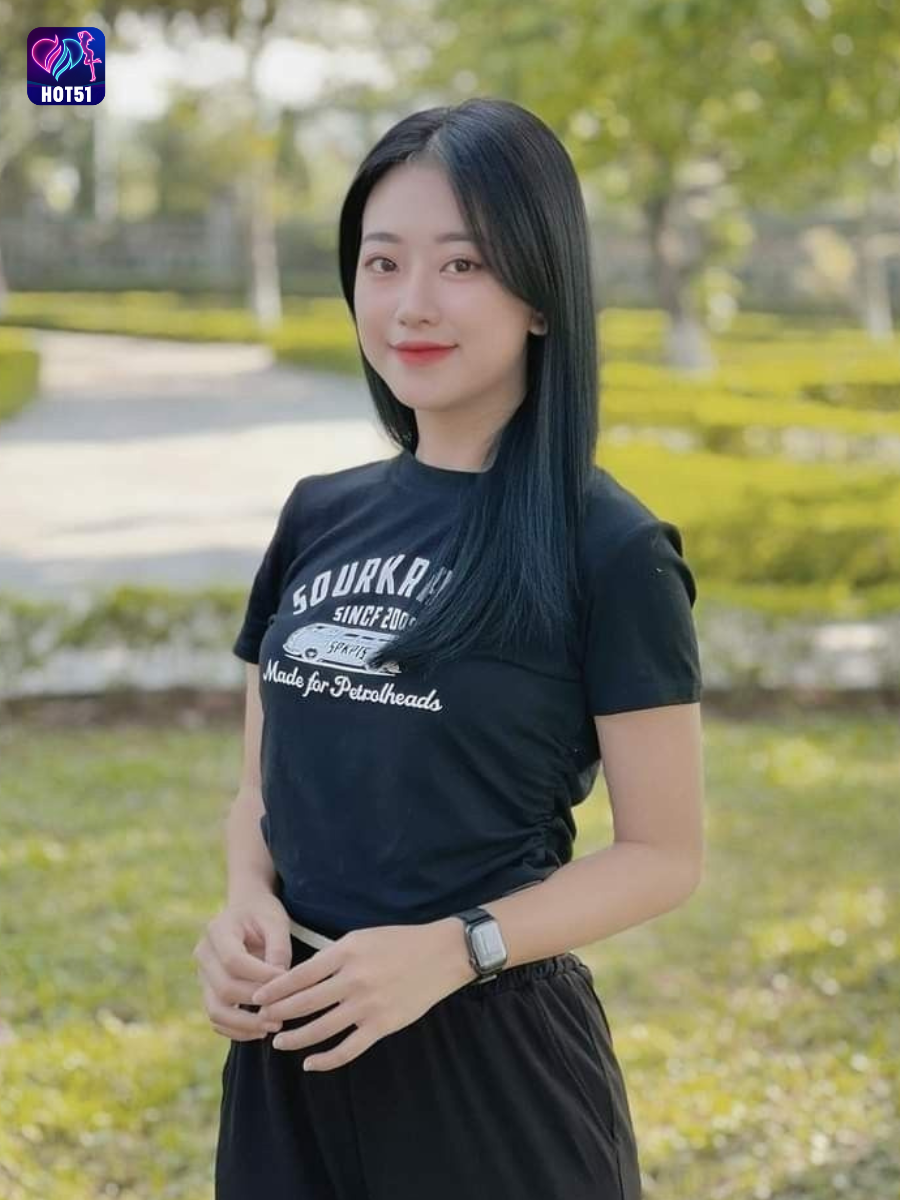 Beautiful girl live stream on Hot51 app