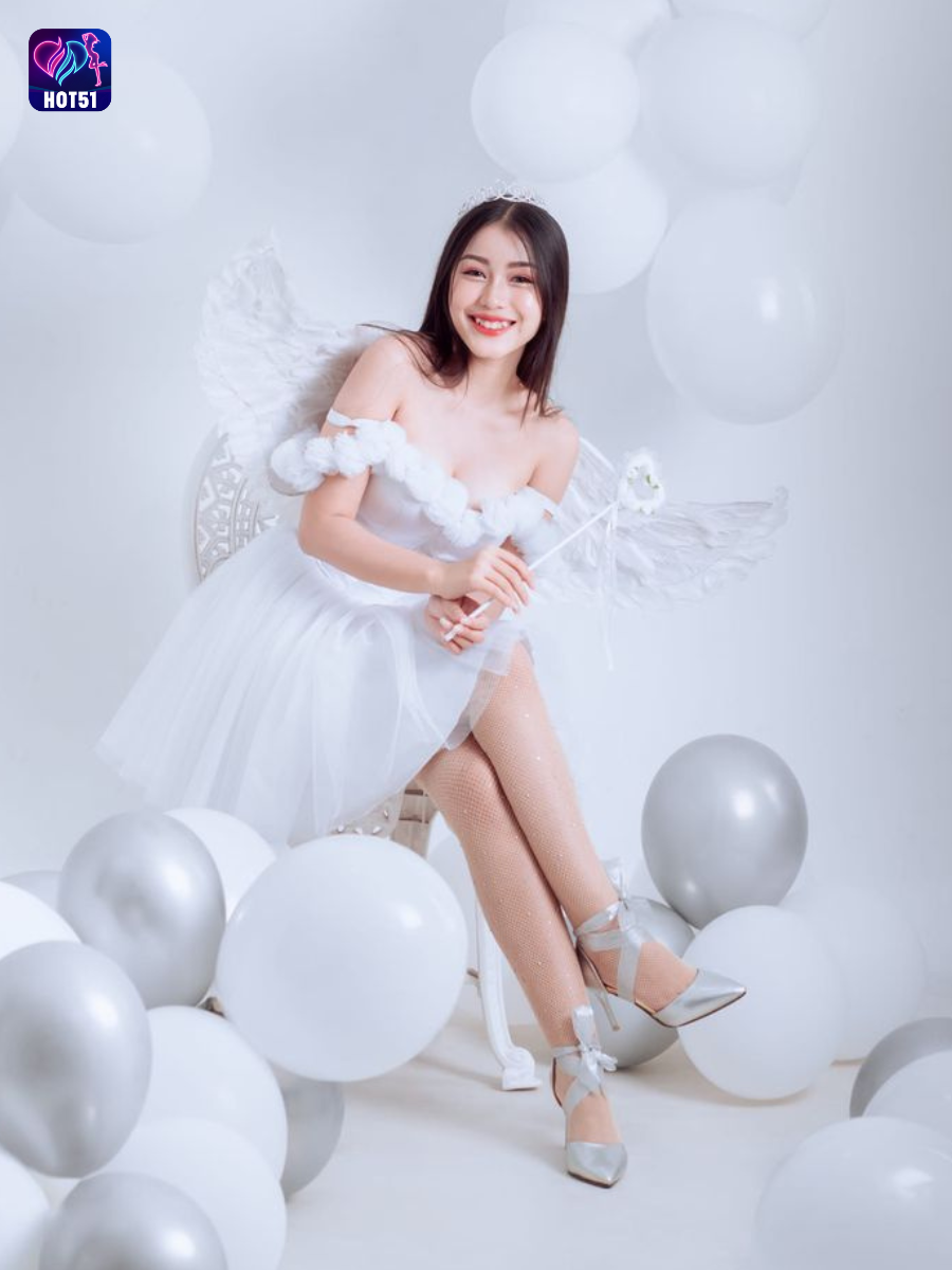 Beautiful girl live stream on Hot51 app