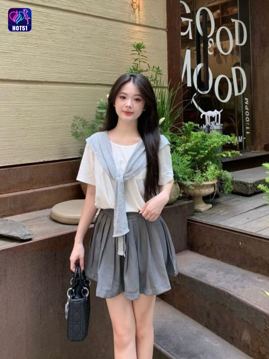 Beautiful girl live stream on Hot51 app