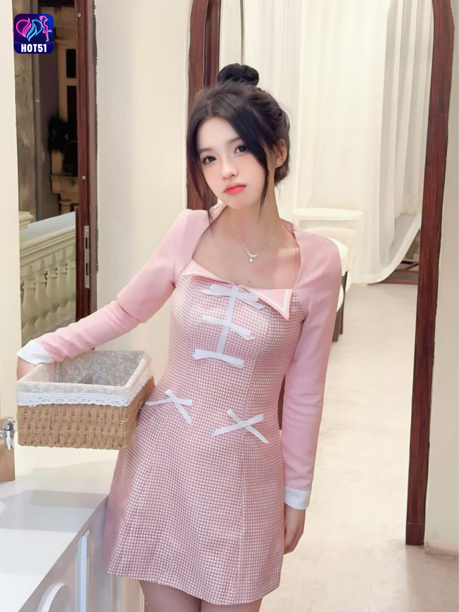 Beautiful girl live stream on Hot51 app