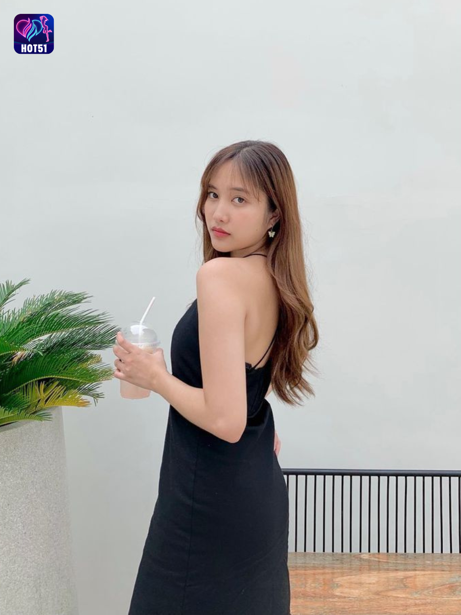 Beautiful girl live stream on Hot51 app