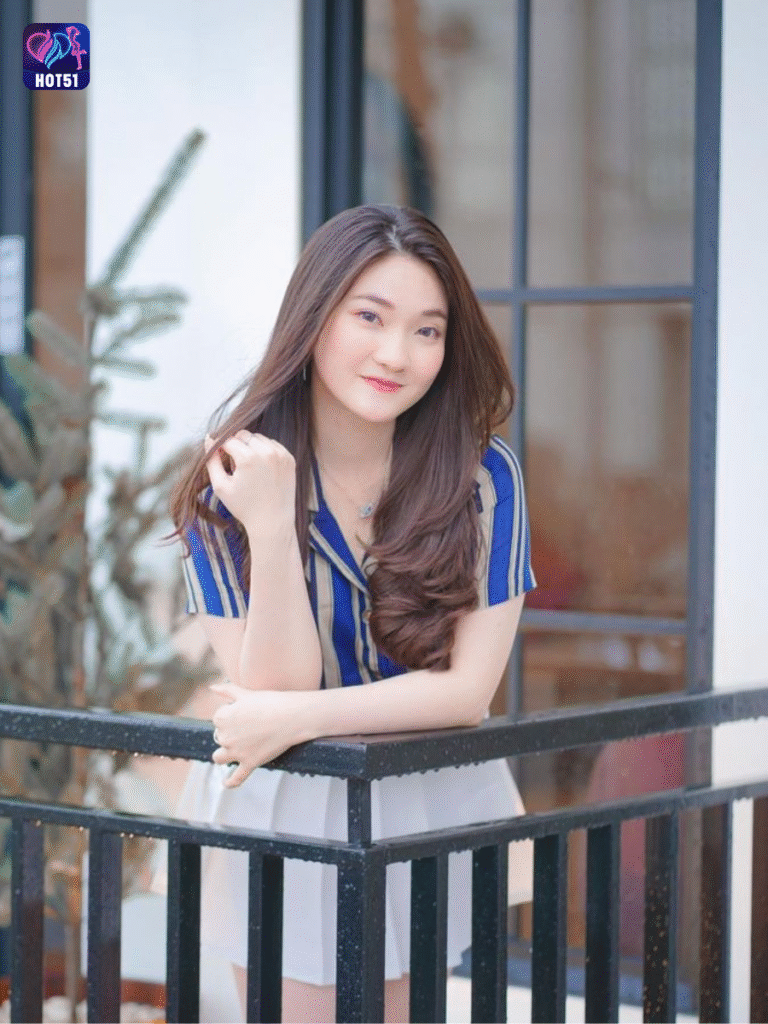 Beautiful girl live stream on Hot51 app