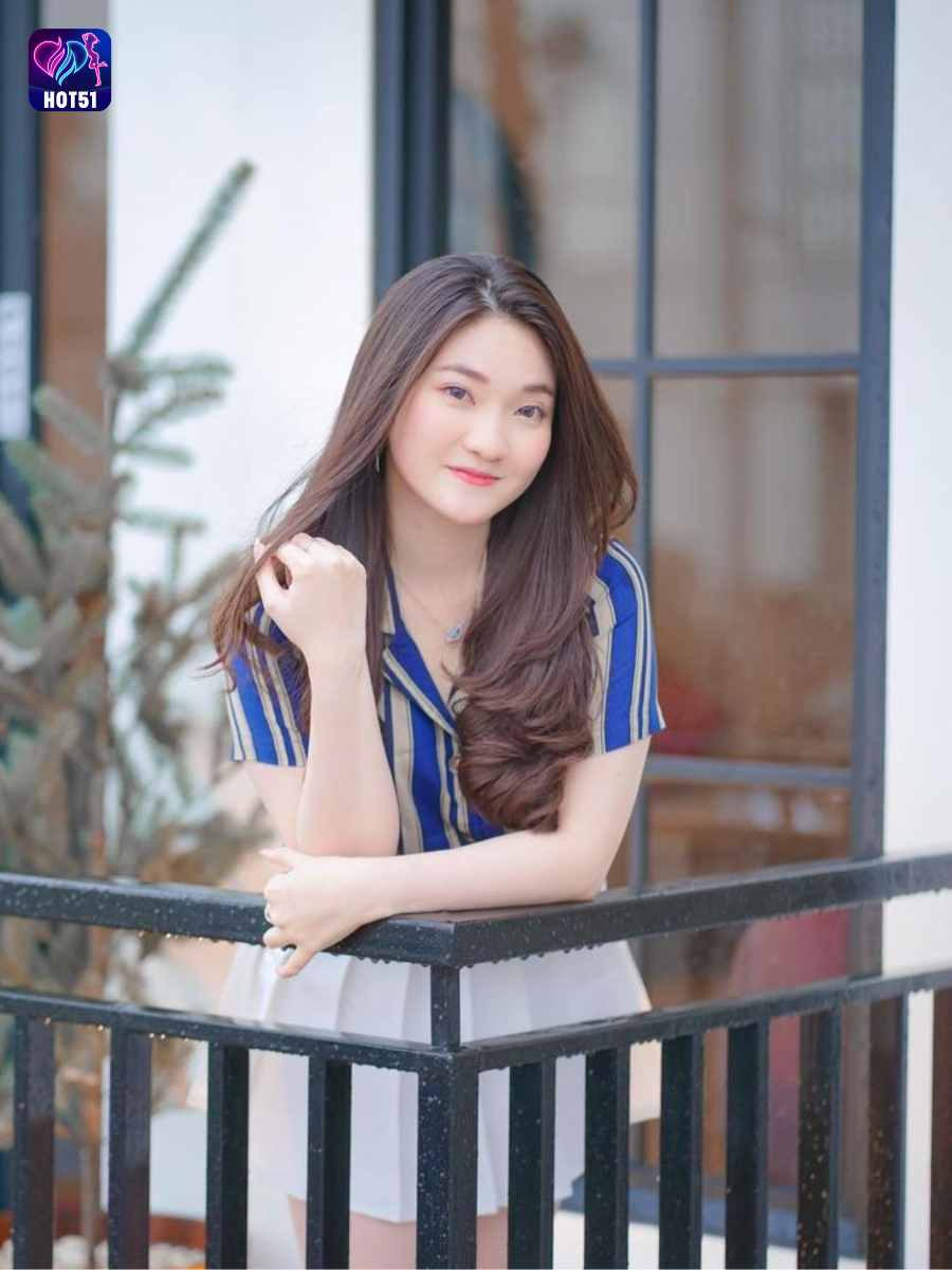 Beautiful girl live stream on Hot51 app