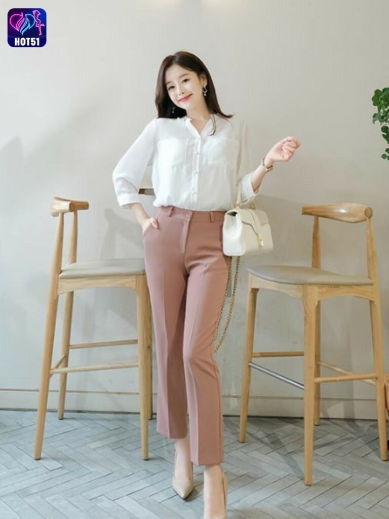 Beautiful girl live stream on Hot51 app