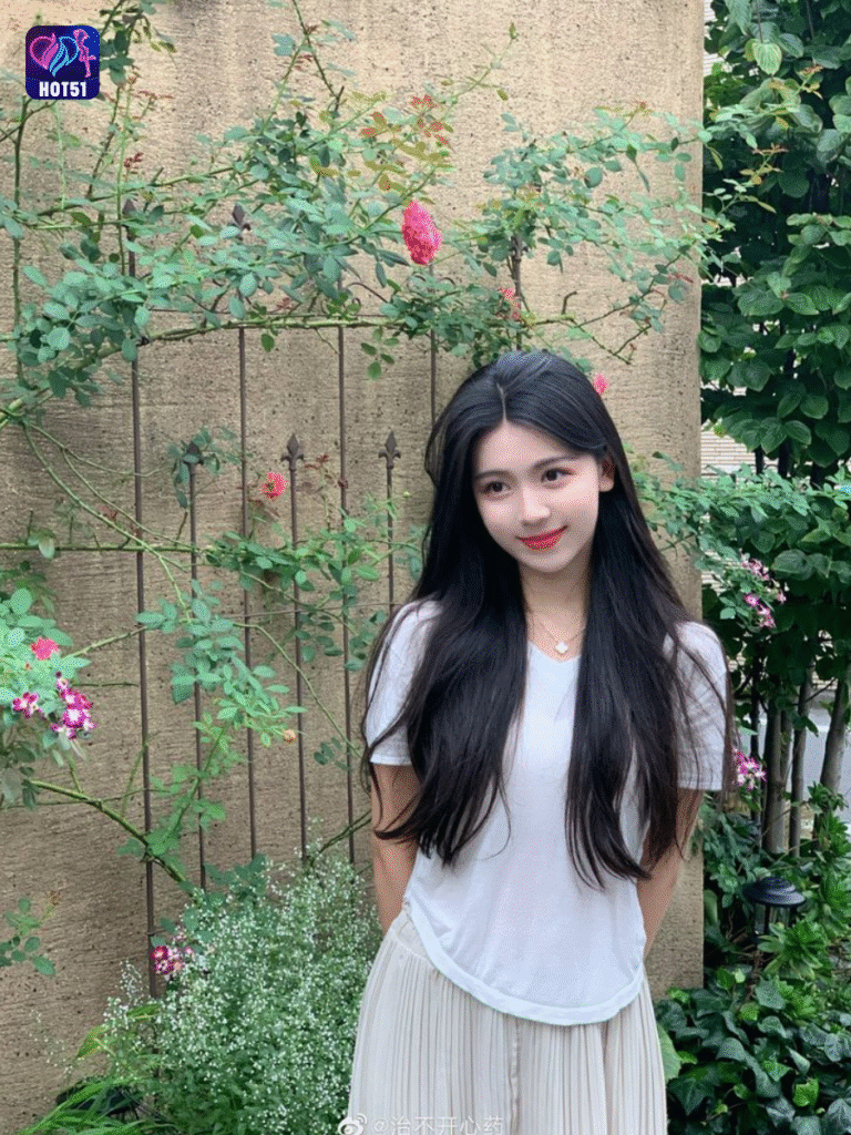 Beautiful girl live stream on Hot51 app