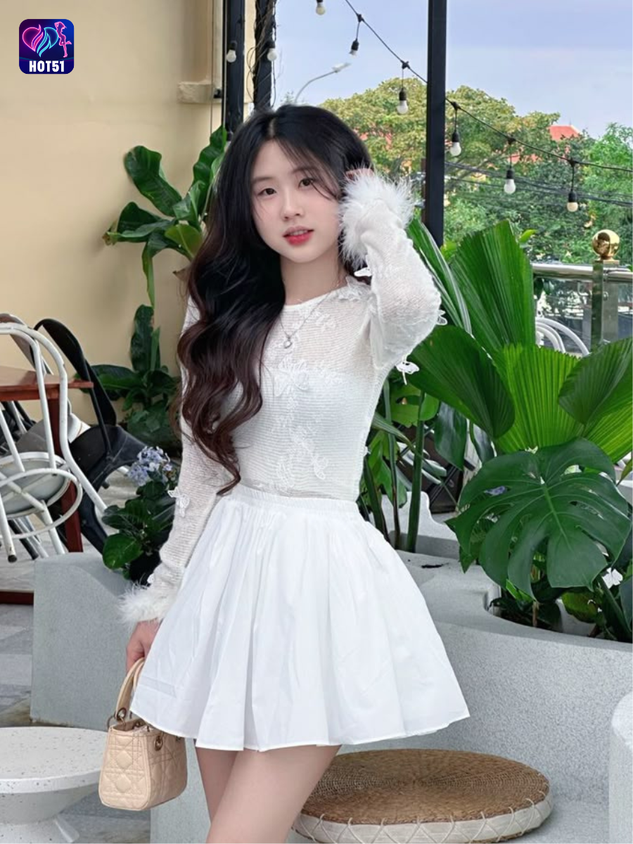 Beautiful girl live stream on Hot51 app