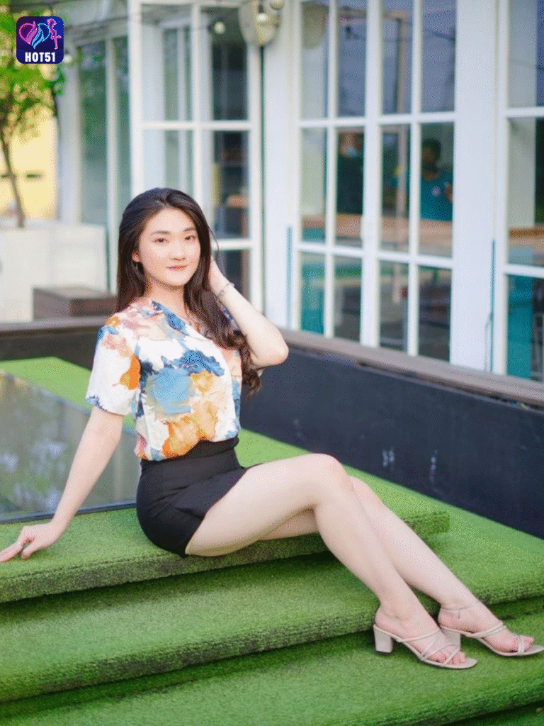 Beautiful girl live stream on Hot51 app