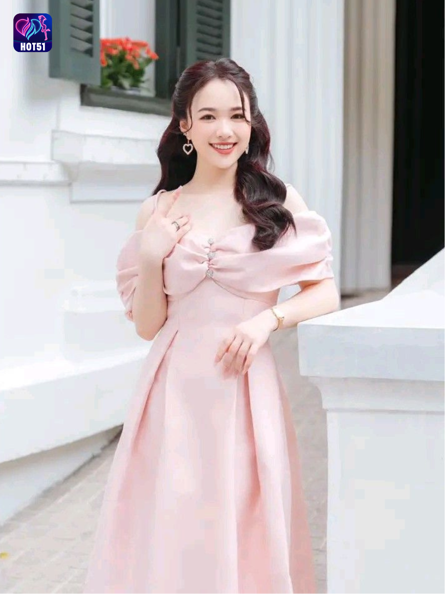 Beautiful girl live stream on Hot51 app