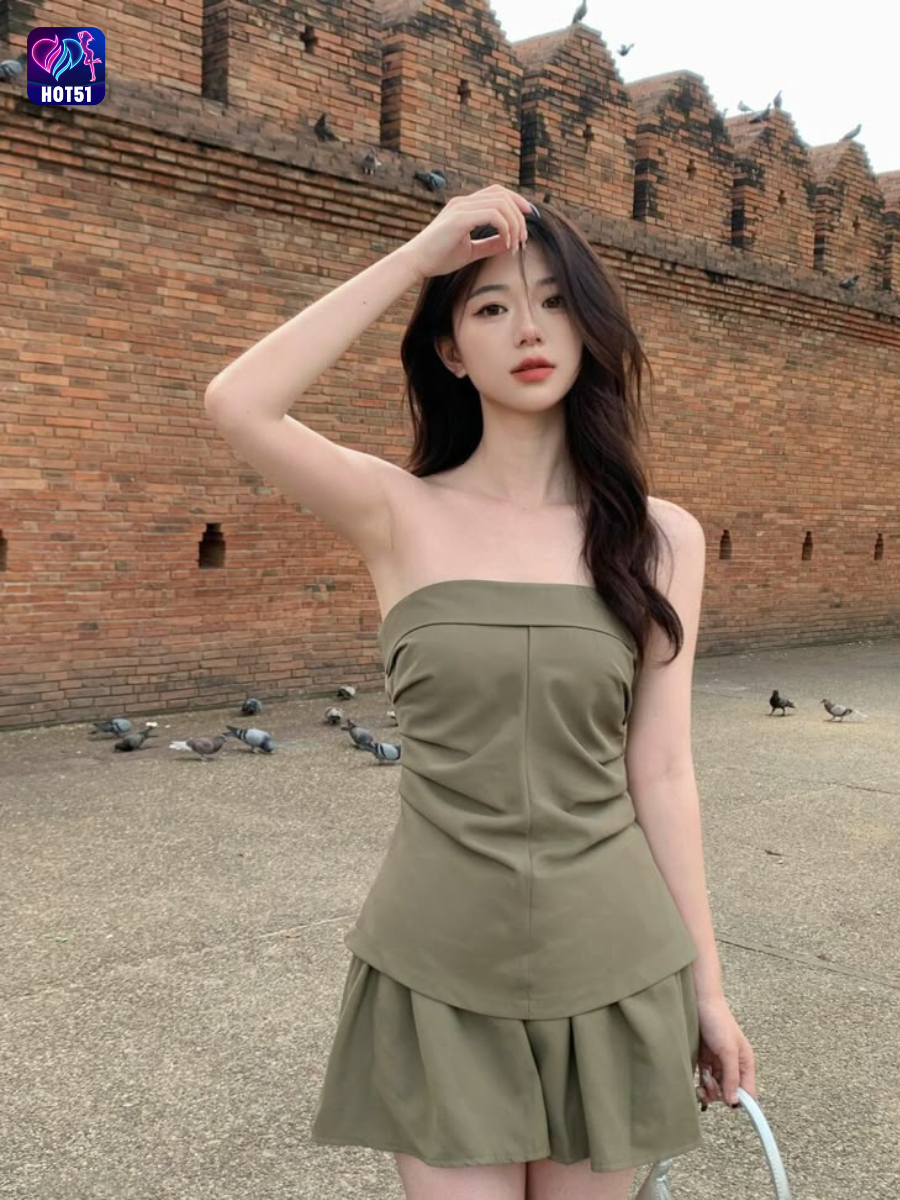 Beautiful girl live stream on Hot51 app