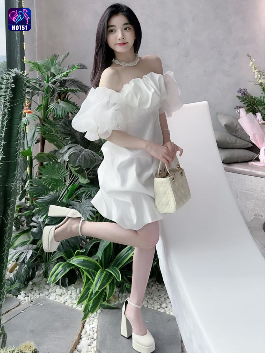 Beautiful girl live stream on Hot51 app