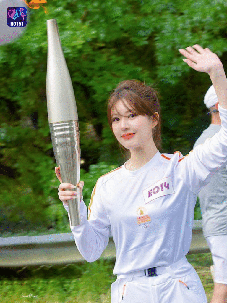 Beautiful girl live stream on Hot51 app