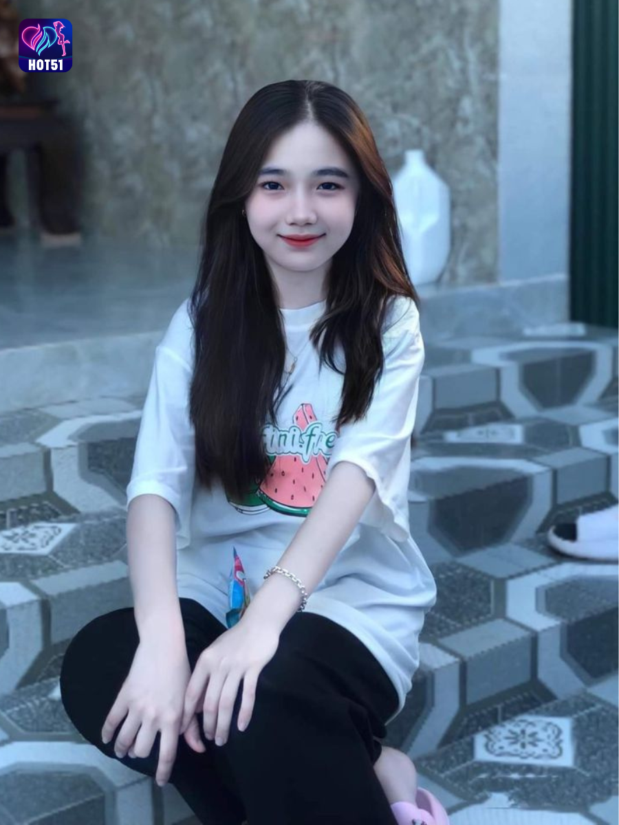 Beautiful girl live stream on Hot51 app