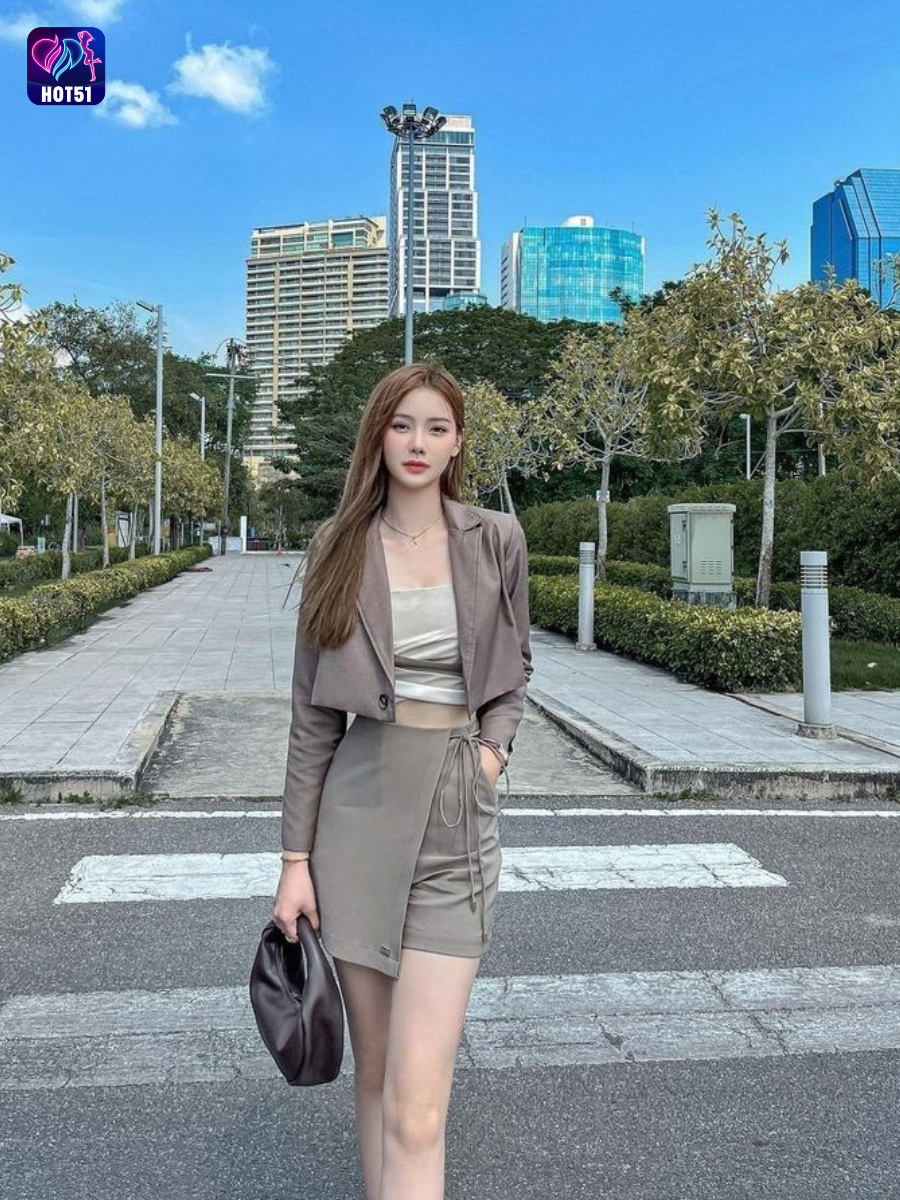 Beautiful girl live stream on Hot51 app