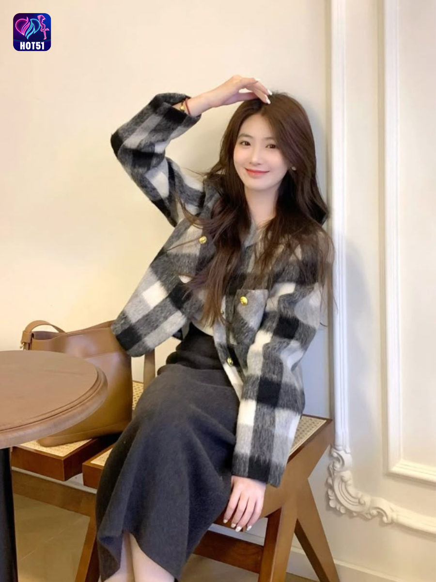 Beautiful girl live stream on Hot51 app