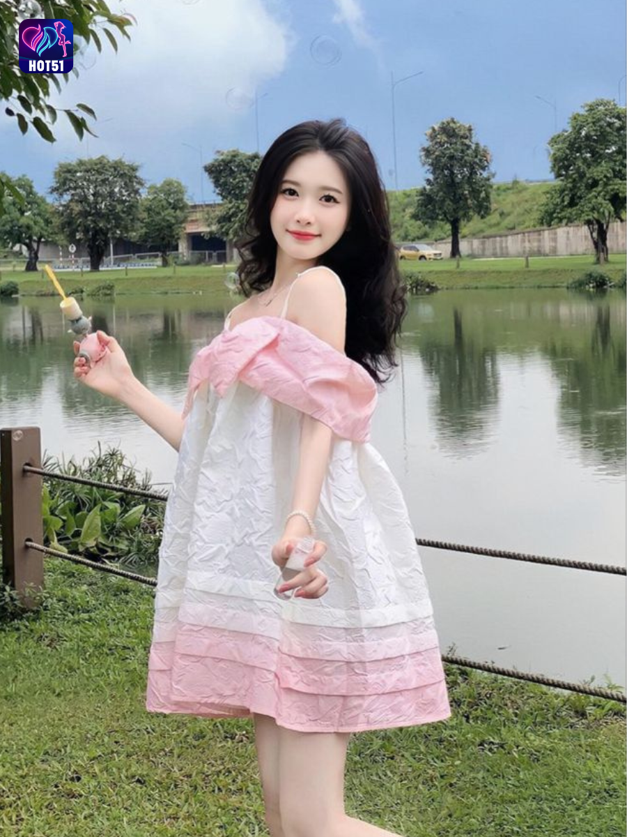 Beautiful girl live stream on Hot51 app