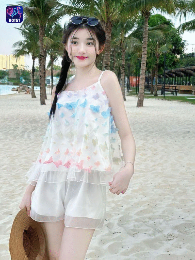 Beautiful girl live stream on Hot51 app