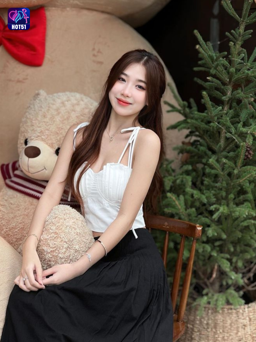 Beautiful girl live stream on Hot51 app