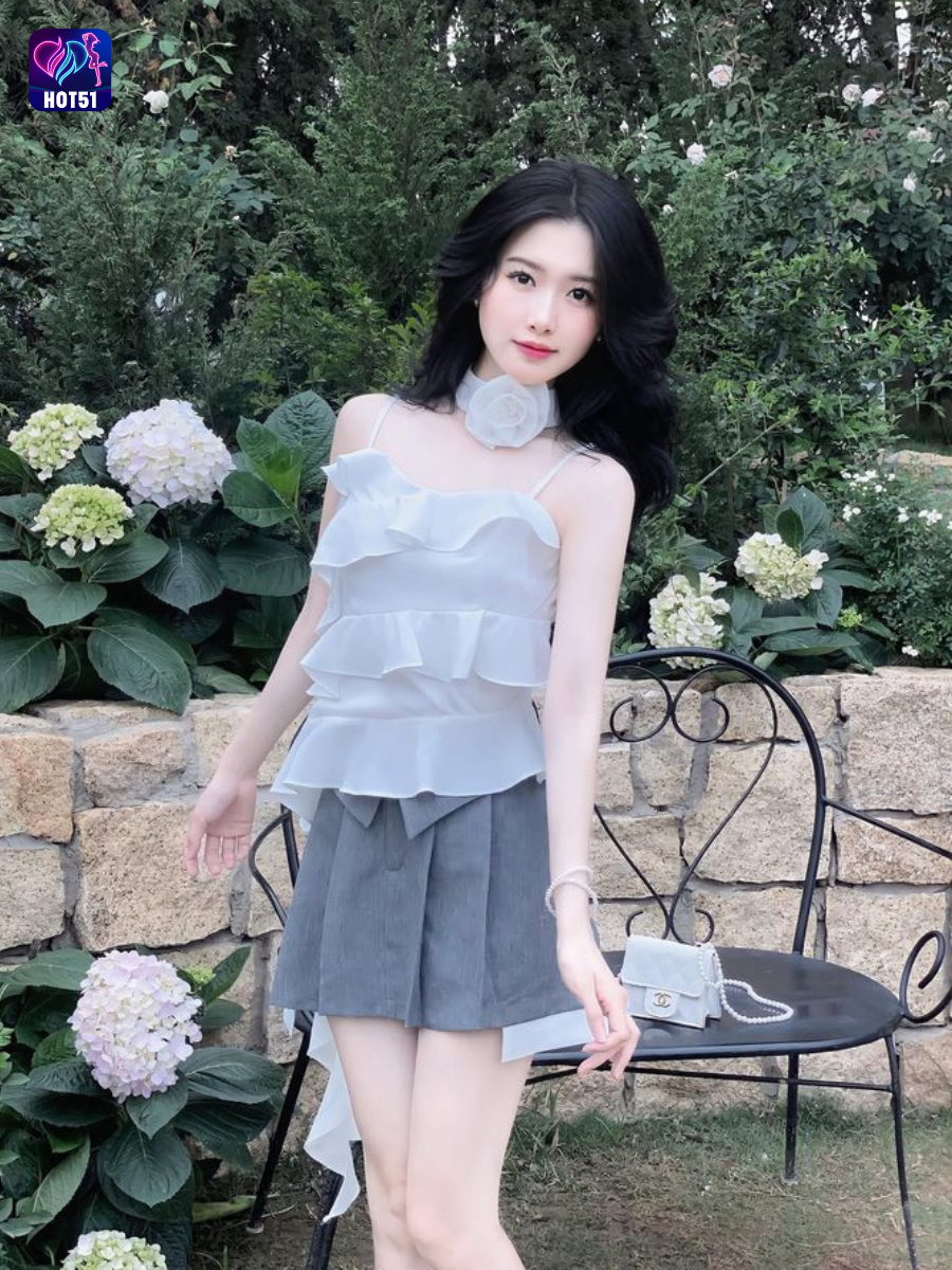 Beautiful girl live stream on Hot51 app