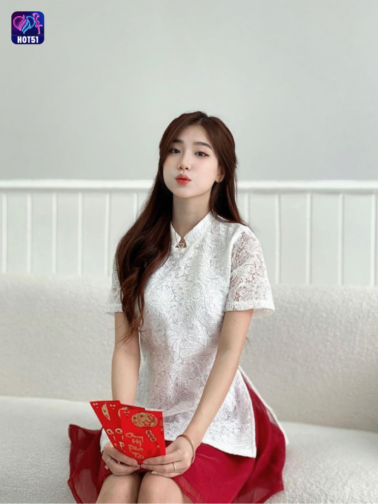 Beautiful girl live stream on Hot51 app