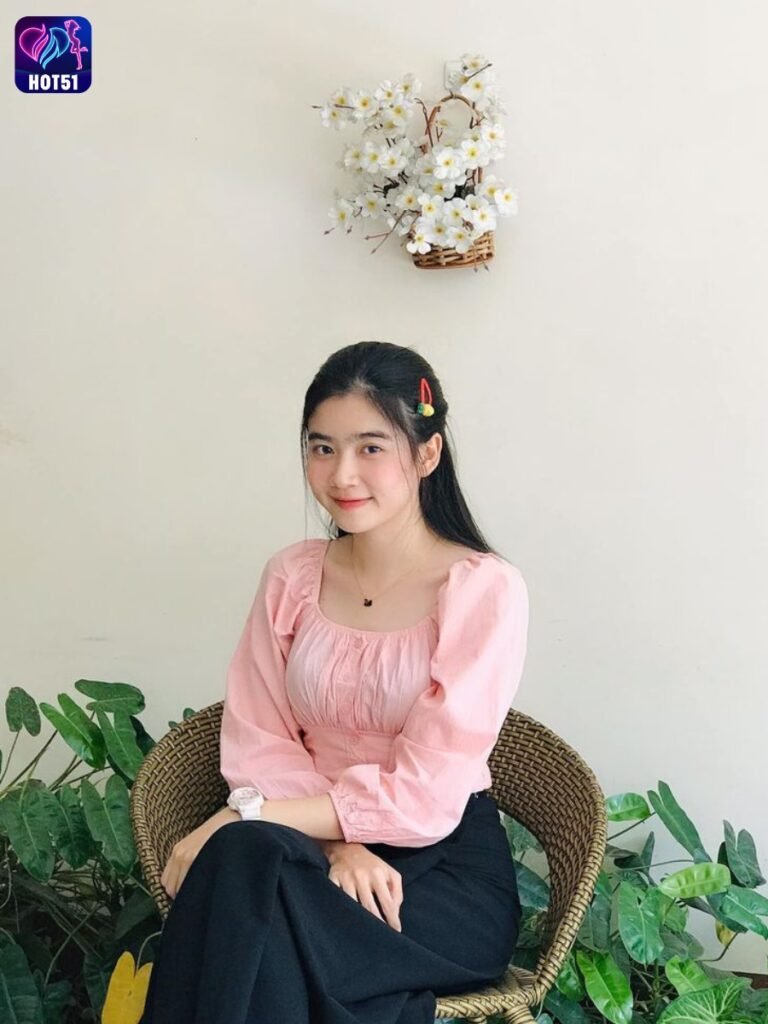 Tải Hot51 Beautiful Stunning Livestream kết nối & kiếm tiền 2 Beautiful Girl Livestream on Hot51 app